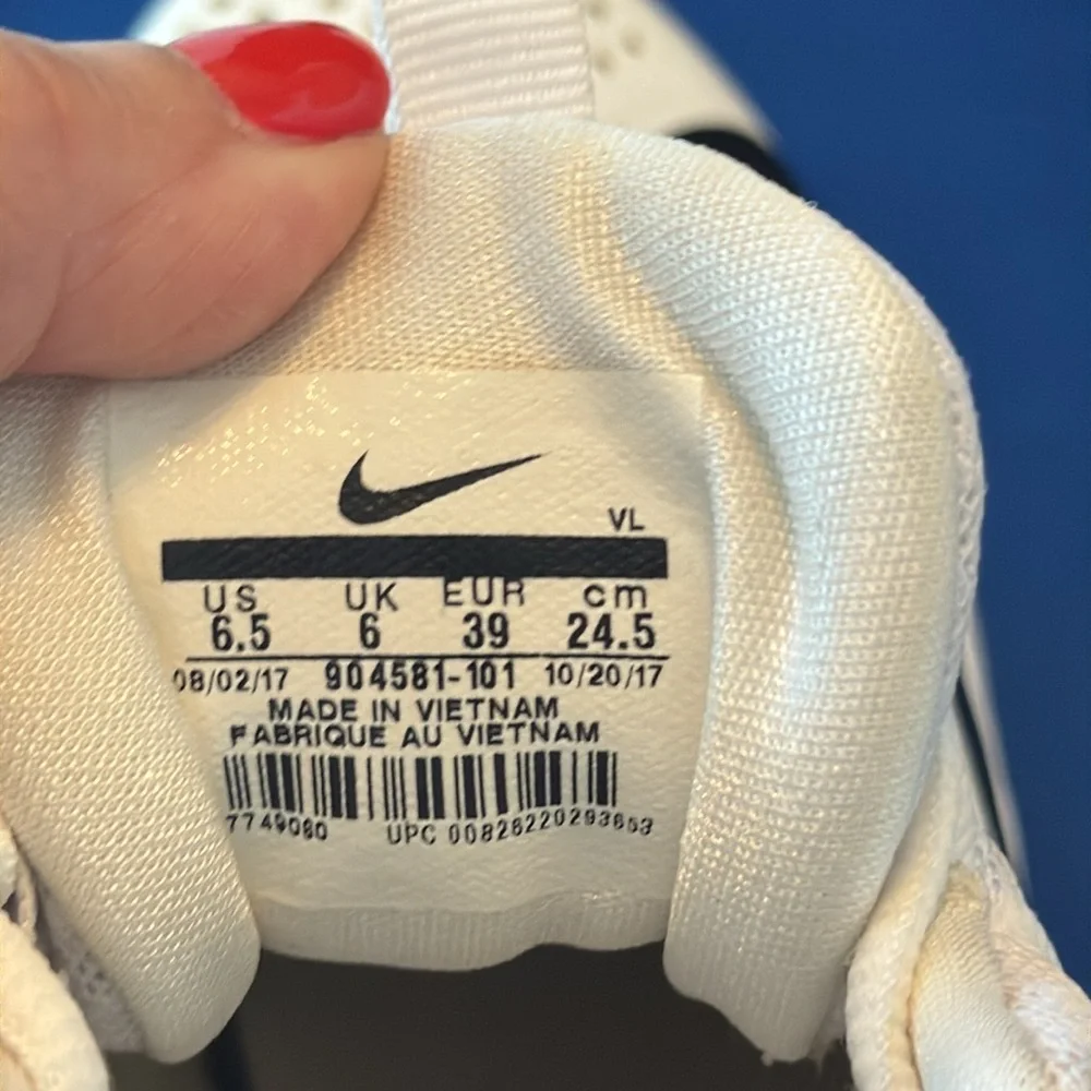 Nike White and Black lacrosse Sneakers size‎ 6.5